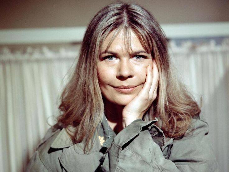 Beautiful Loretta Swit, Emmy-winner who played Houlihan on pioneering TV series ‘M.A.S.H.,’ has died at 87